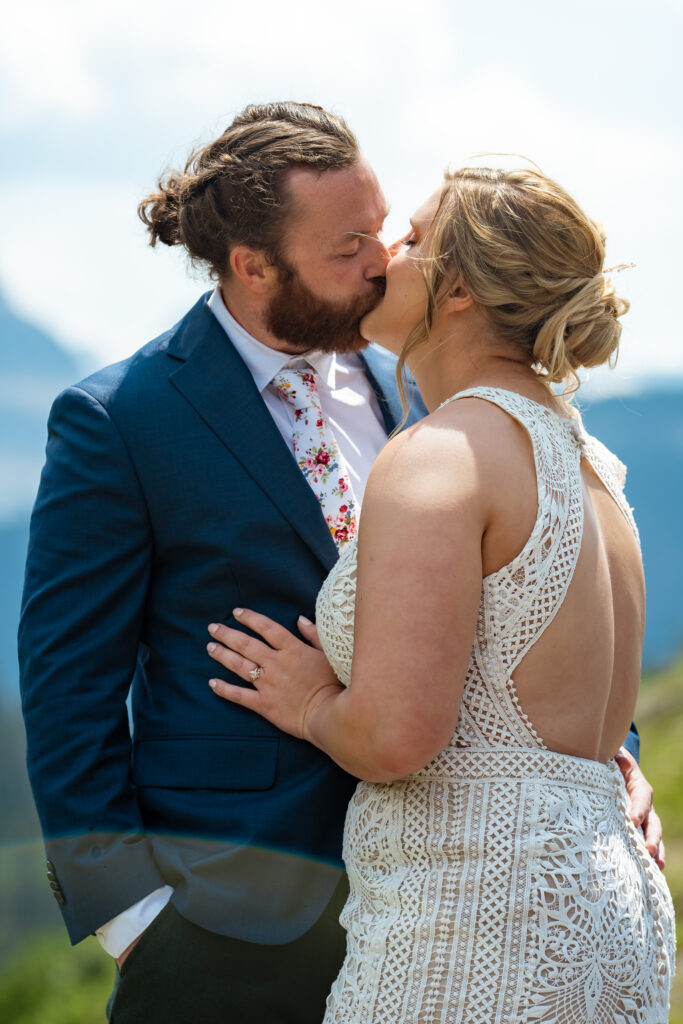 bride and groom kissing in gnp